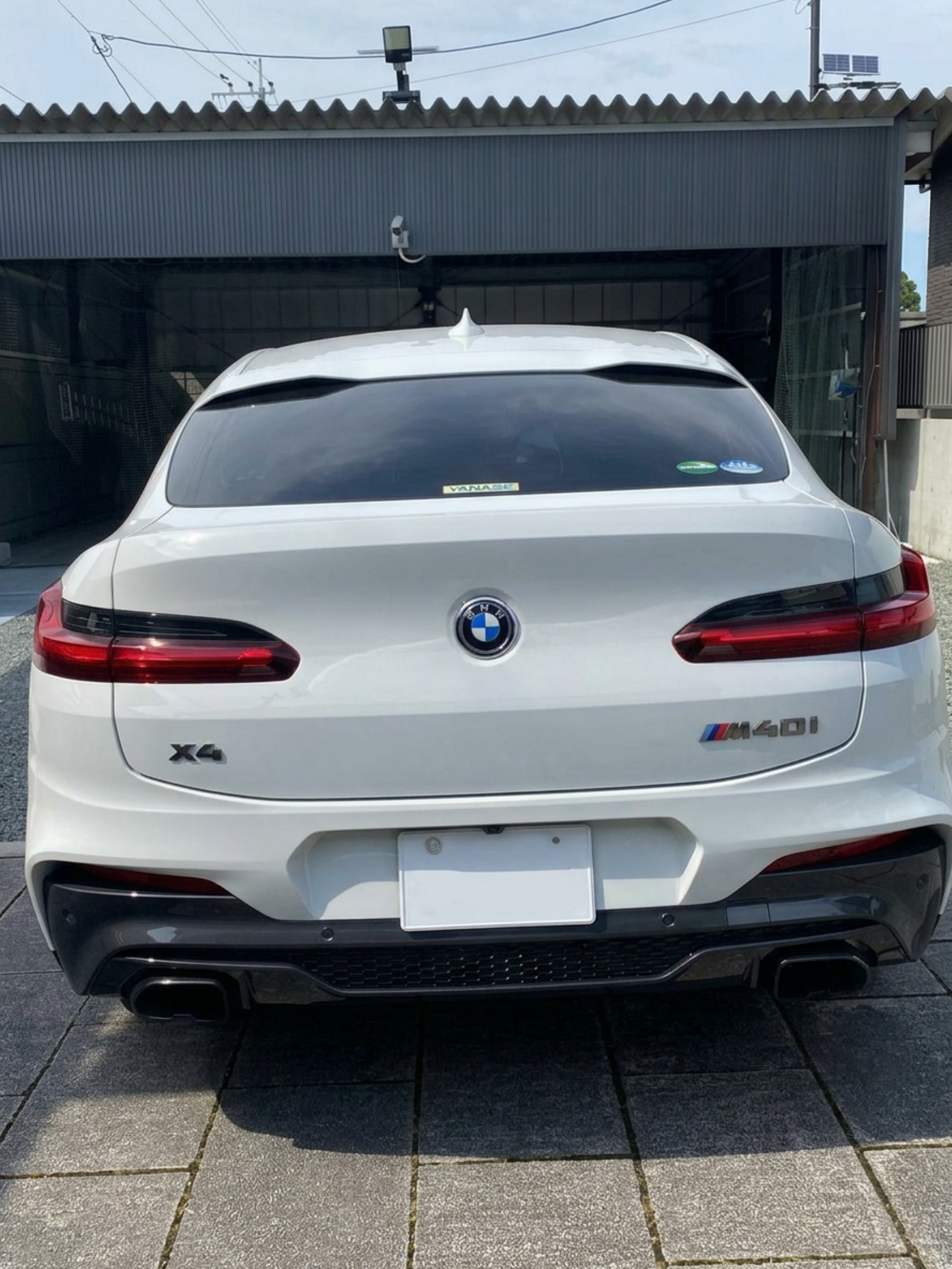BMW X4 M40i リアビュー M40iエンブレム デュアル楕円マフラー