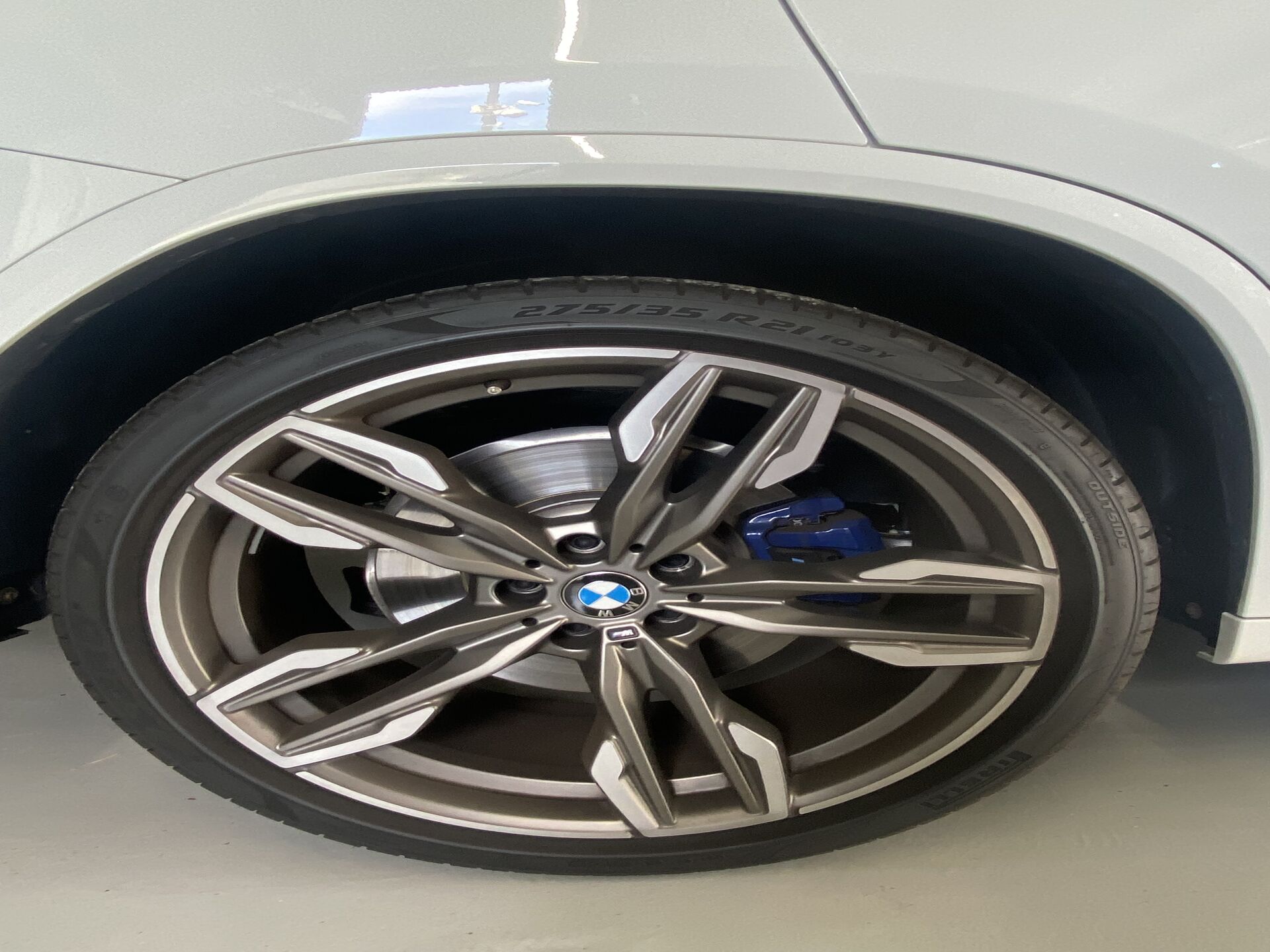 リア21インチM 275/35 R21 Mブルーキャリパー
