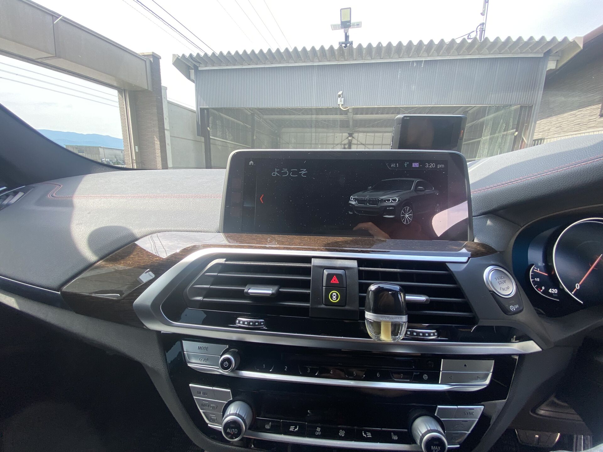 X4 M40i コックピット 赤ステッチ ファインウッド・オーク ナビ起動画面