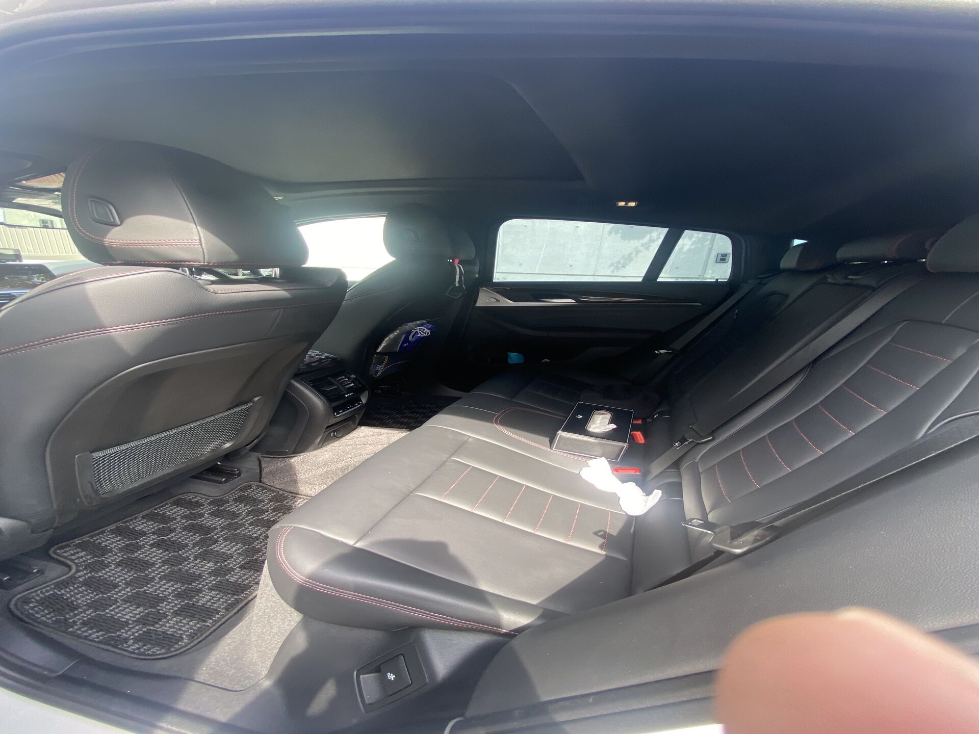 X4 M40i 後席 赤ステッチ連続